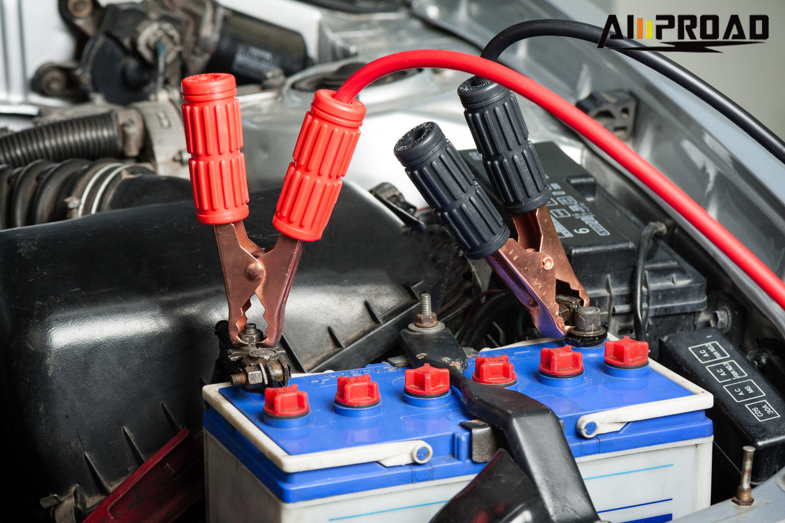 How can a car jump starter battery output such a large amount of current?